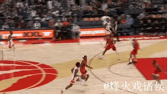 奥科吉底角突破，空中腾挪避开默里完成2+1暴扣